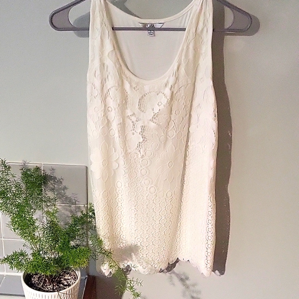 Lace front tank top. EUC.